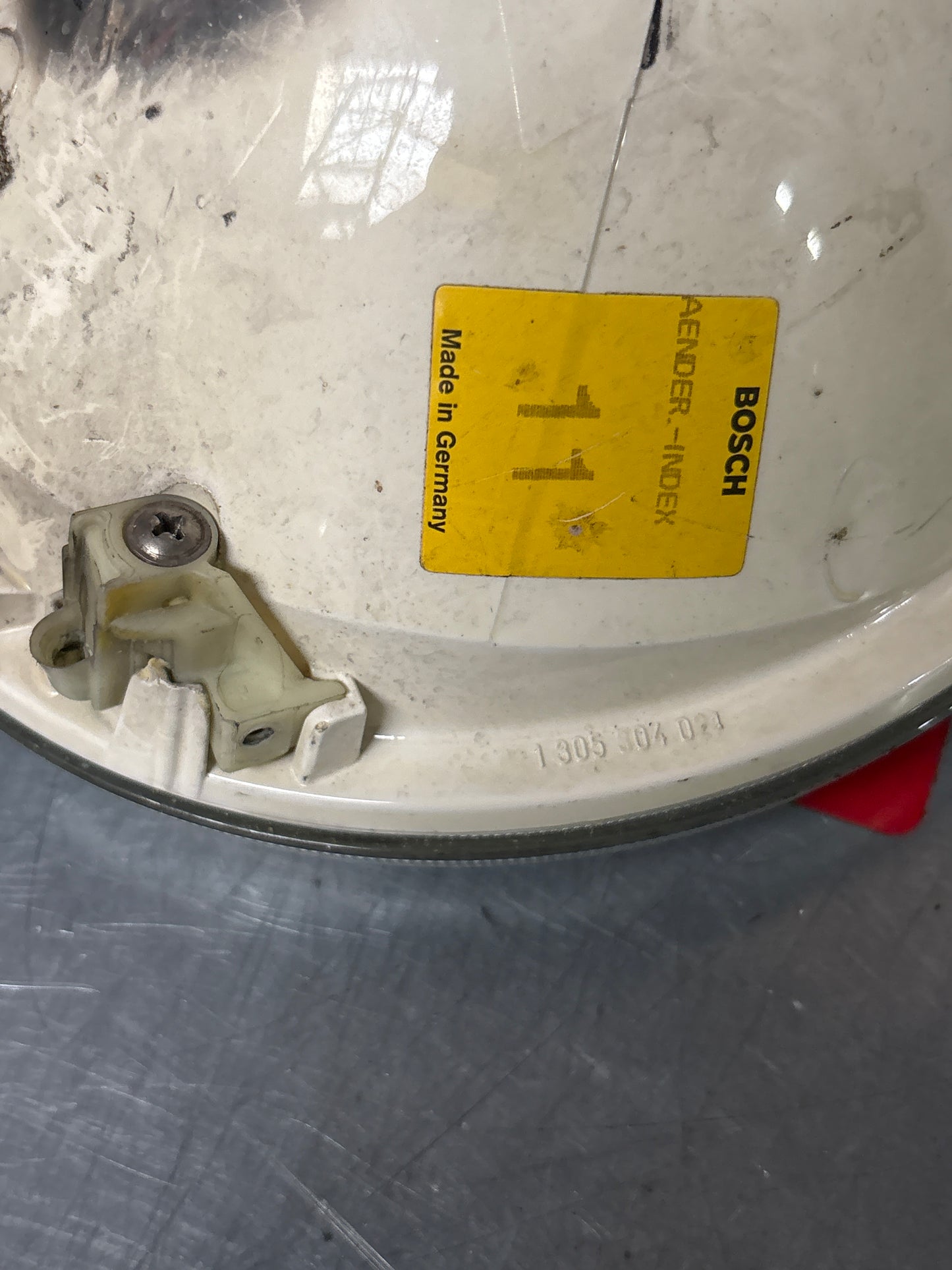 Porsche 968 right side Bosch headlight, used 94463192900 / 0301900306 / 1305304021