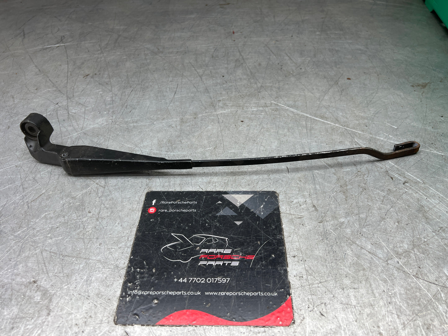Porsche 924 80-88 944 82-85.5 braccio tergicristallo anteriore 372mm, usato per ristrutturazione