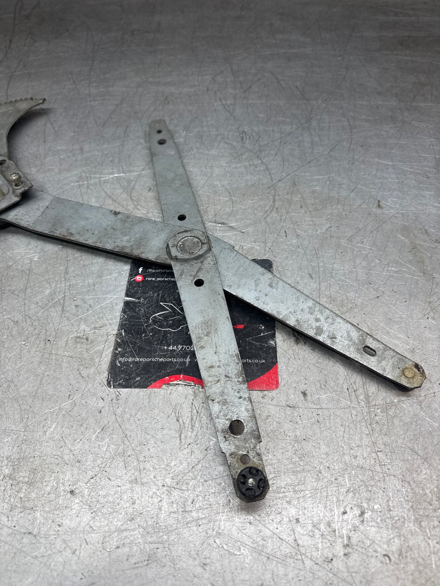 Porsche 968 club sport manual window regulator. Good condition. Right side. 477837442A