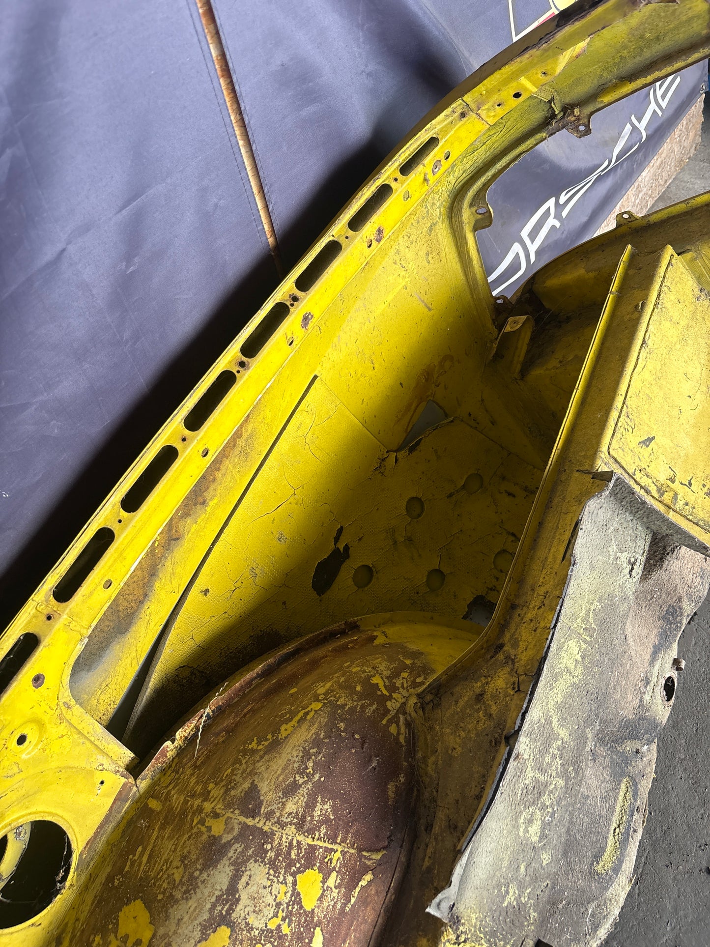 Porsche 924 1976-79 Right side cut, rear fender 477809844