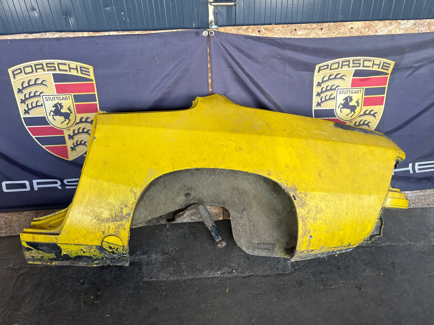 Porsche 924 1976-79 left side cut, rear fender 477809843