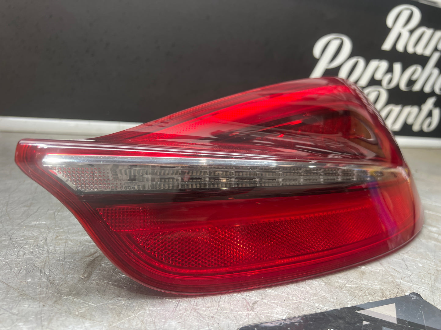 PORSCHE BOXTER CAYMAN 981 DRIVERS SIDE RIGHT REAR TAILLIGHT 98163114211