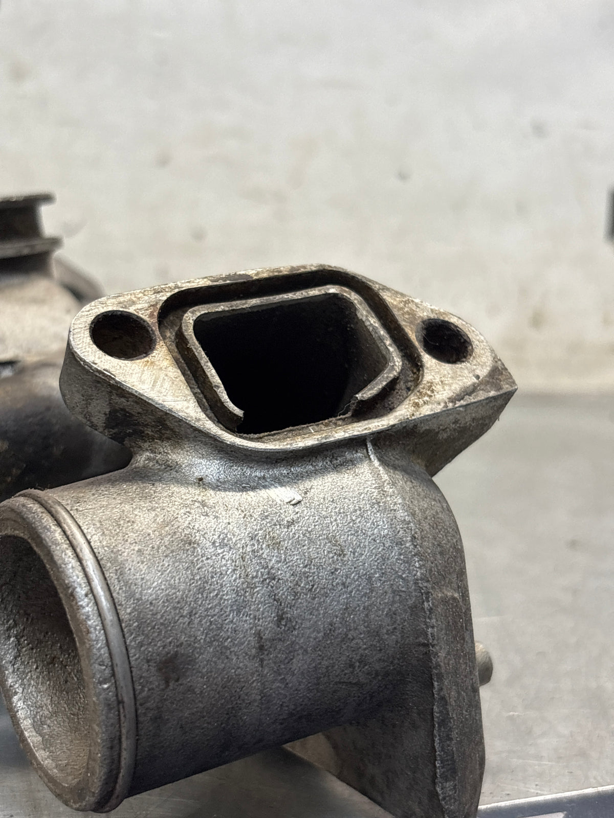 Porsche 928 thermostat housing, for spares or repair 9281061616R