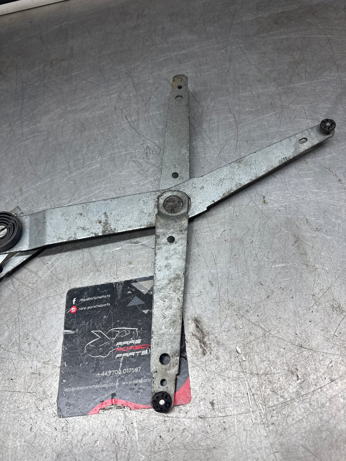 Porsche 968 club sport manual window regulator. Good condition. Right side. 477837442A