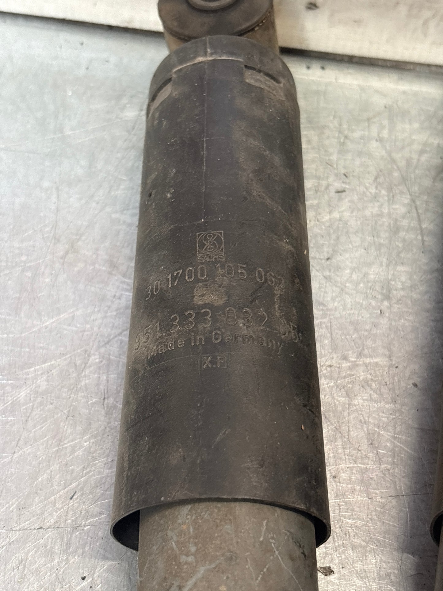 Porsche 944 86- pair of rear suspension shock absorbers, used 95133303205