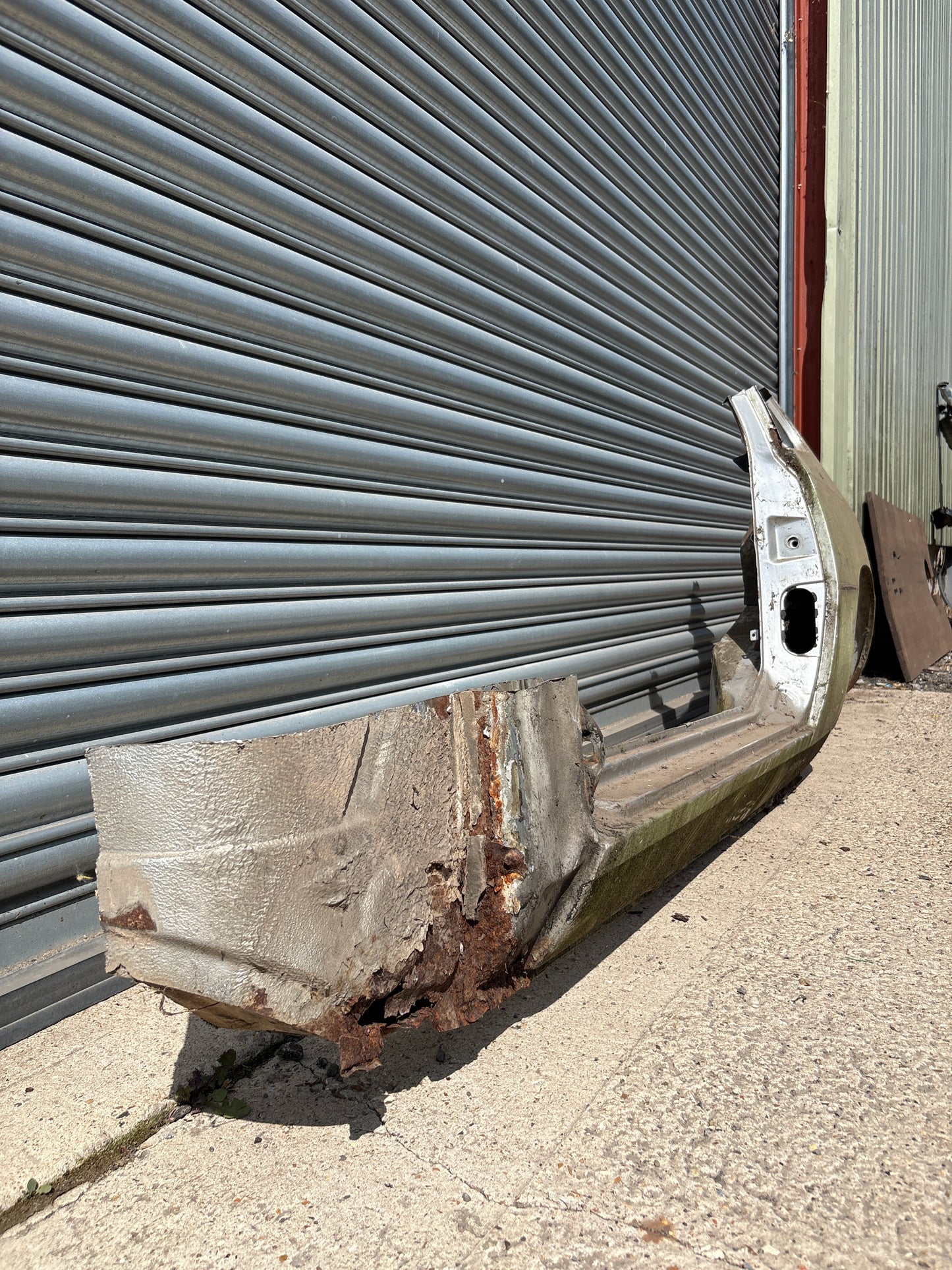 Porsche 924 left side cut, rear fender with sill