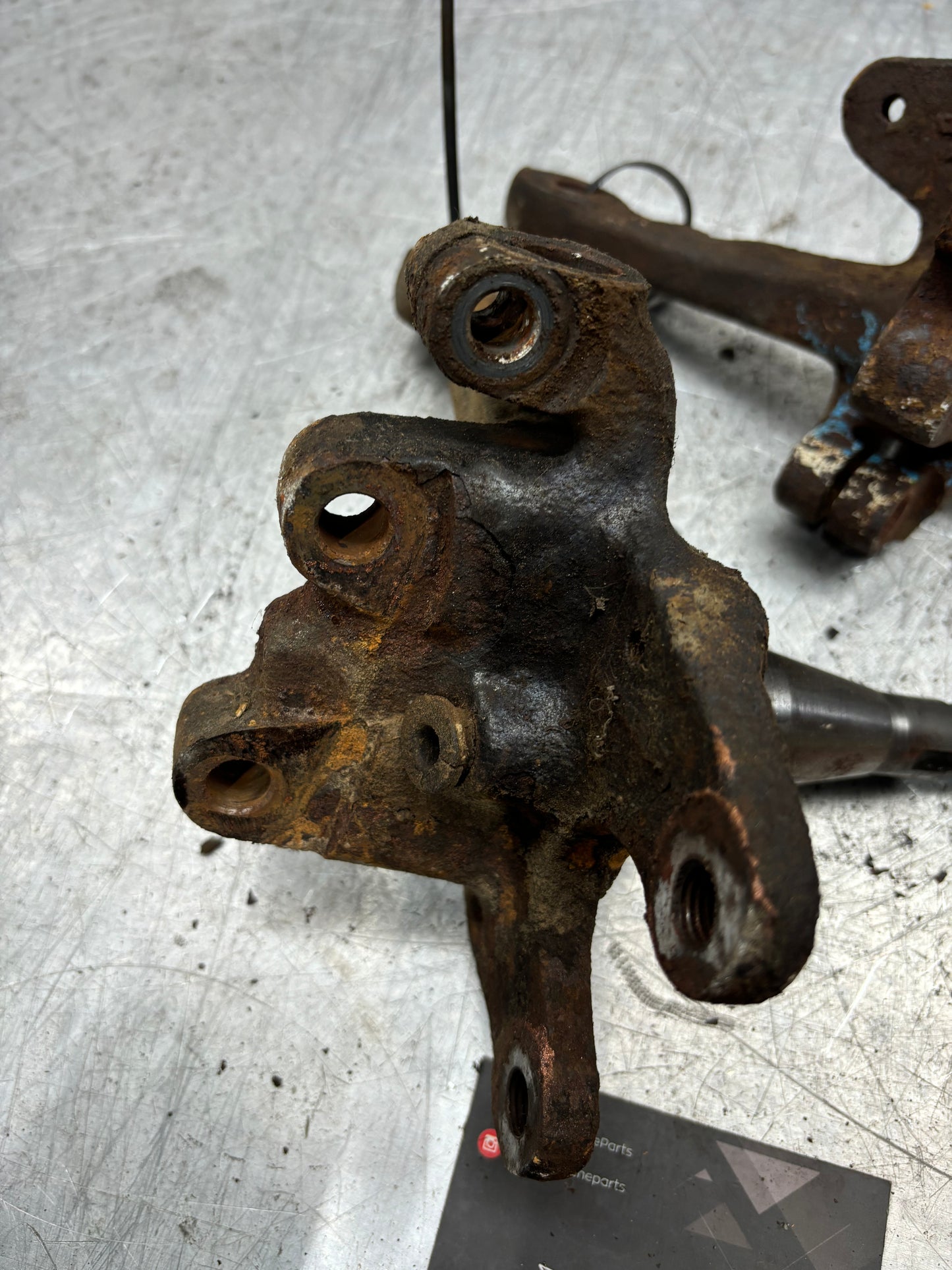 Porsche 944 -85.5/ 924S / 924 Turbo pair of steering knuckle, spindle axle front 477407311L 477407312L, used