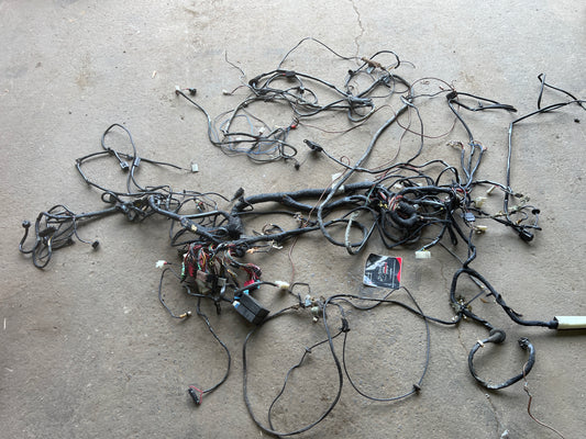 Porsche 944 2.5 Turbo 1987 cablaggio interno completo, telaio. Pezzi di ricambio o riparazioni 010 usati!!