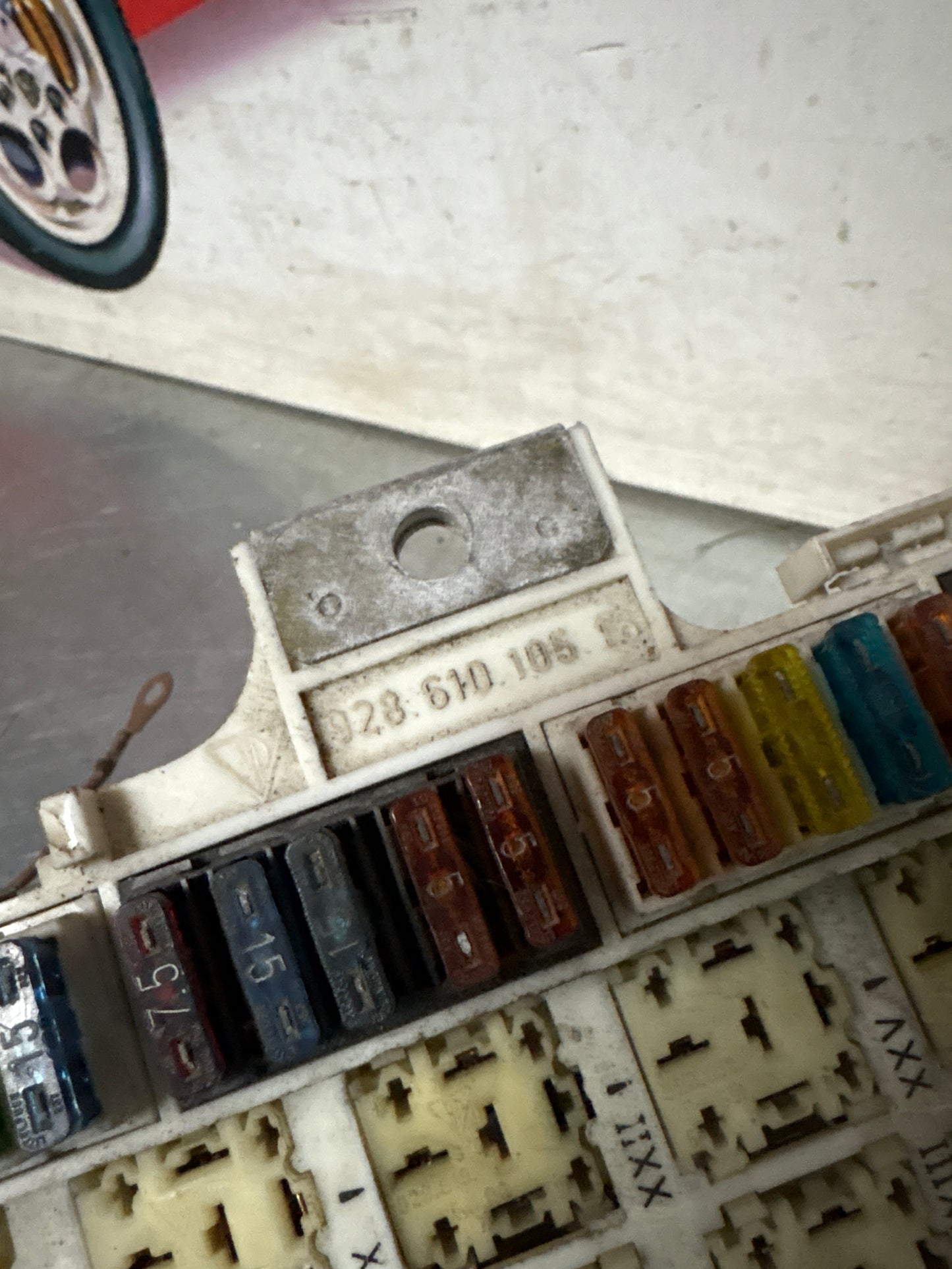 Porsche 928 relay fuse box, for spares or repair 92861010516