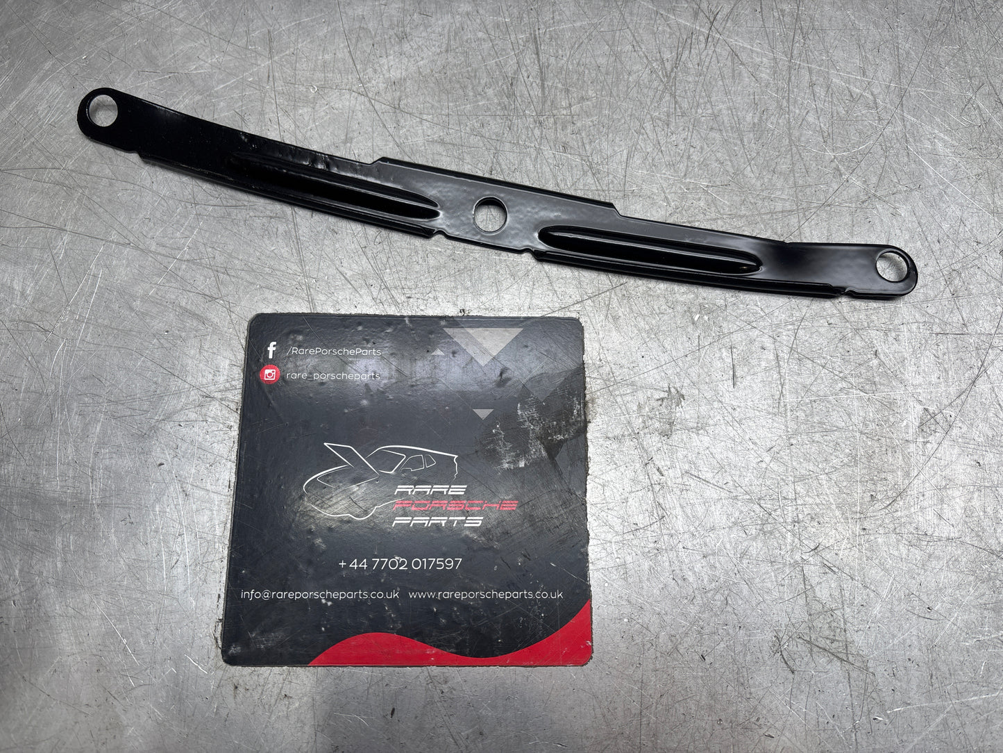 Porsche 944 coppia di strisce di attacco dell'ala sulla mantovana anteriore delle prime auto. 94450351300, ristrutturato