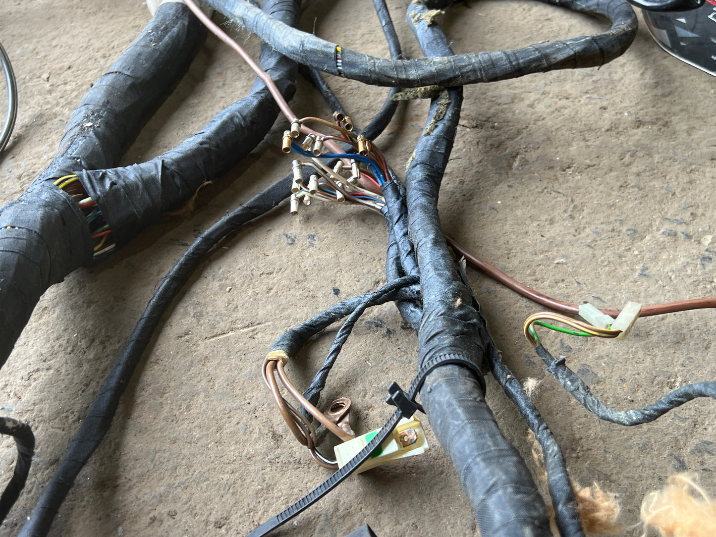 Porsche 944 2.5 Turbo 1987 cablaggio interno completo, telaio. Pezzi di ricambio o riparazioni 010 usati!!