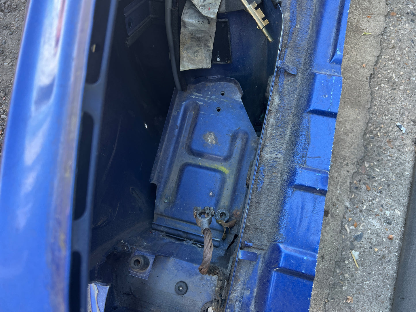 Porsche 944 left side cut, rear fender with sill 94450390303, 94450361102