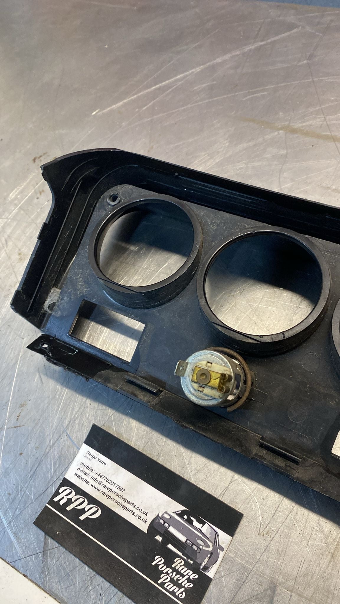 Porsche 924 / 944 pannello di montaggio orologio/indicatore console centrale in nero/argento 477857977