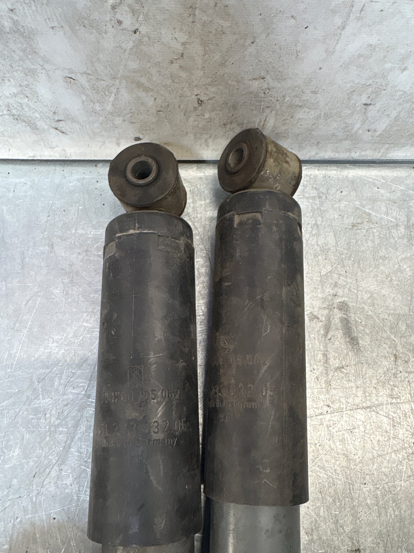 Porsche 944 86- pair of rear suspension shock absorbers, used 95133303205