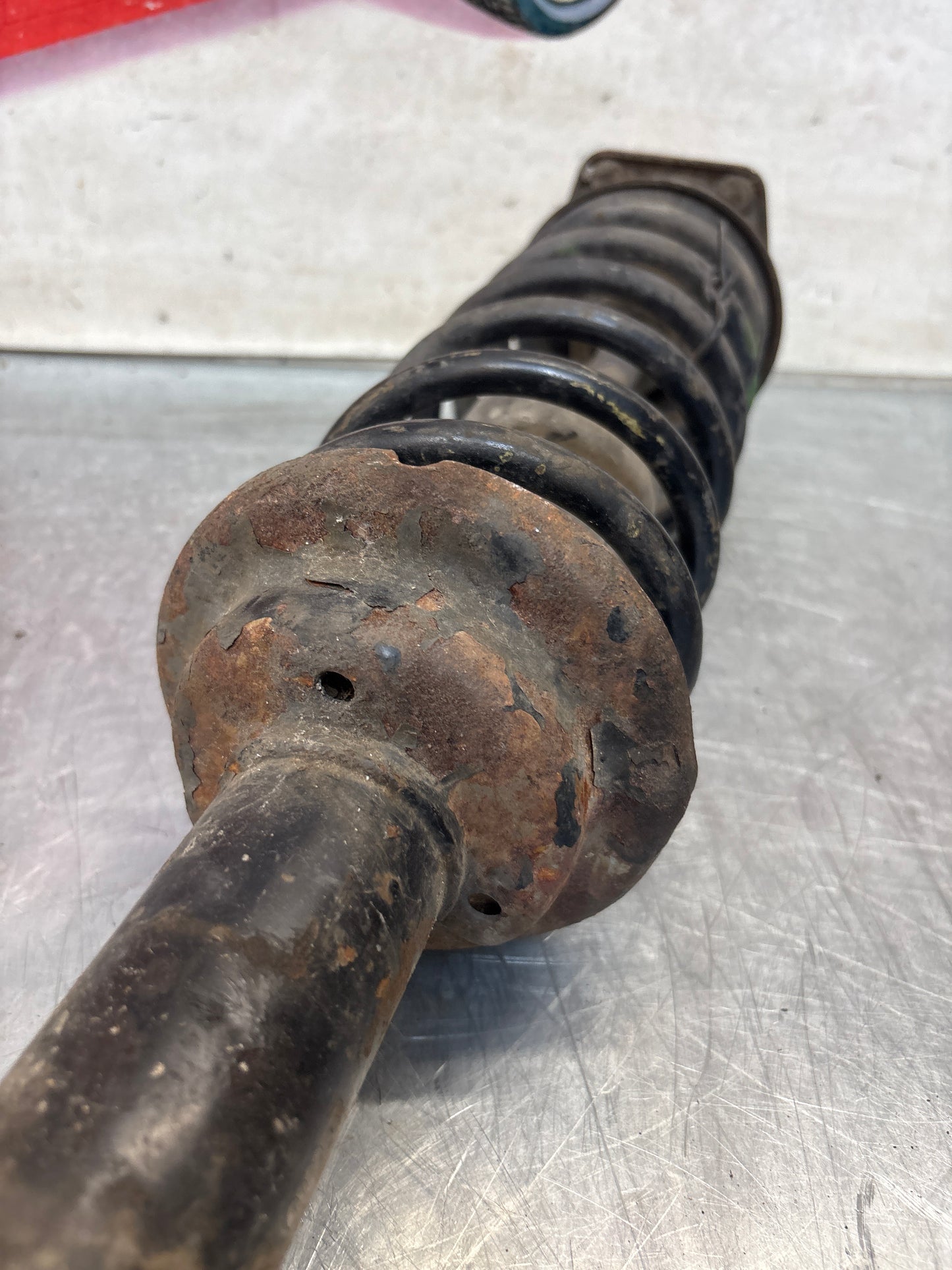 Porsche 944 in anticipo, gamba della sospensione sinistra 924S, usata, ricambio o riparazione