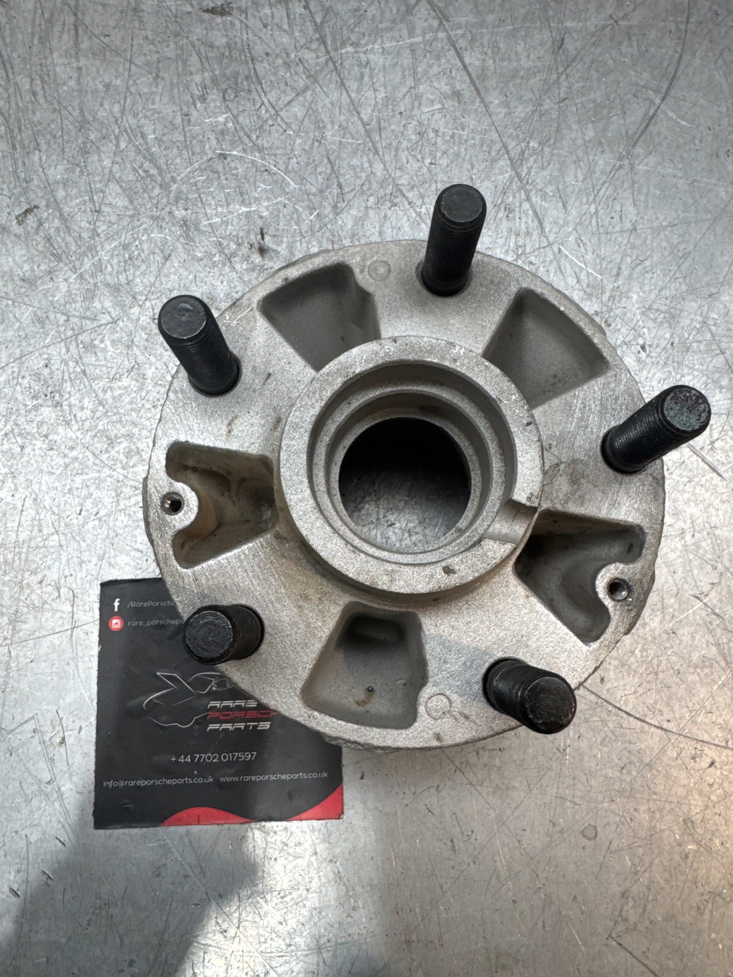 Porsche 928 Front wheel hub, refurbished 92834106502