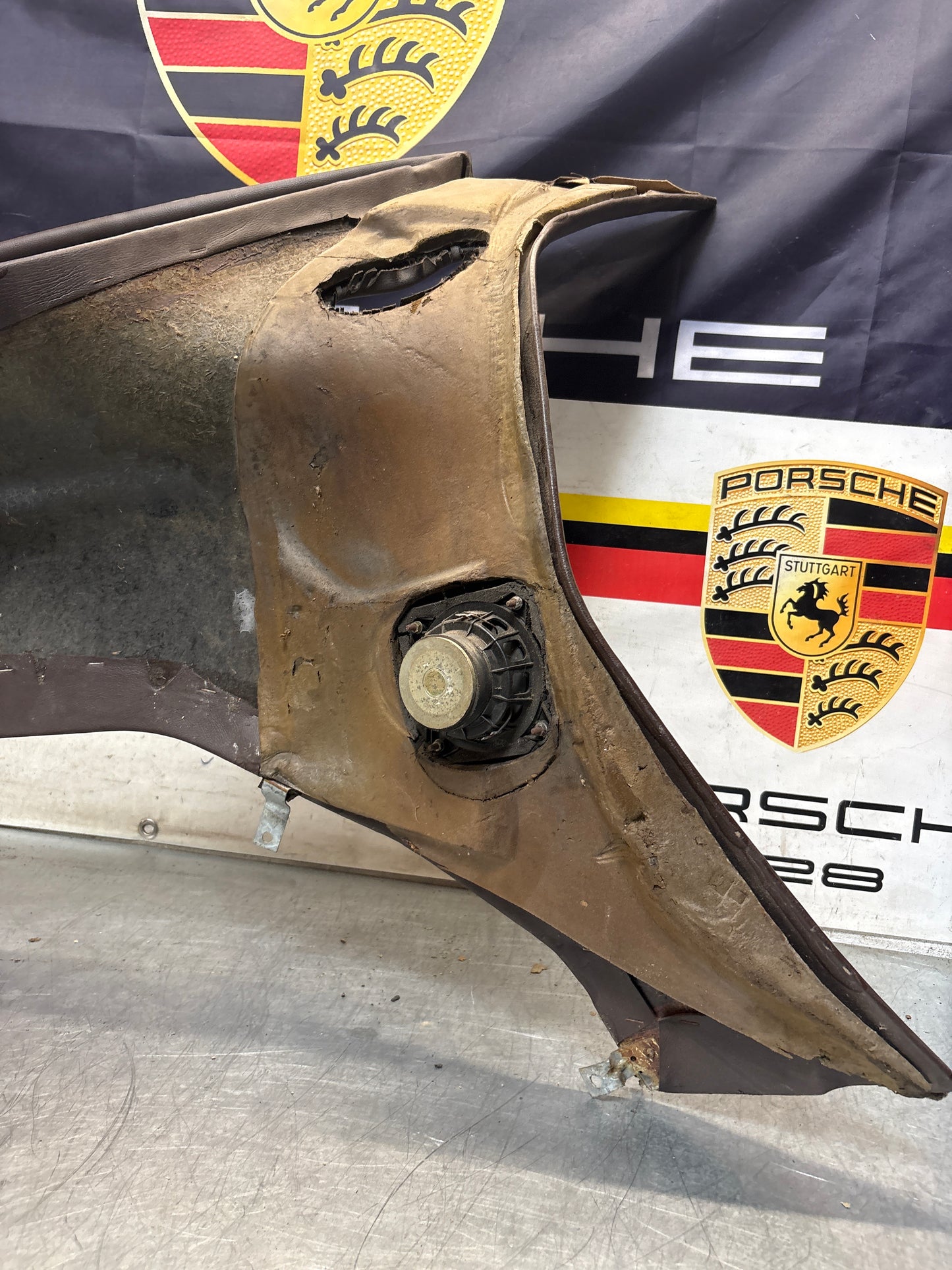 Porsche 928 early right side lower side trim panel, without loudspeaker, burgundy used 92855502202