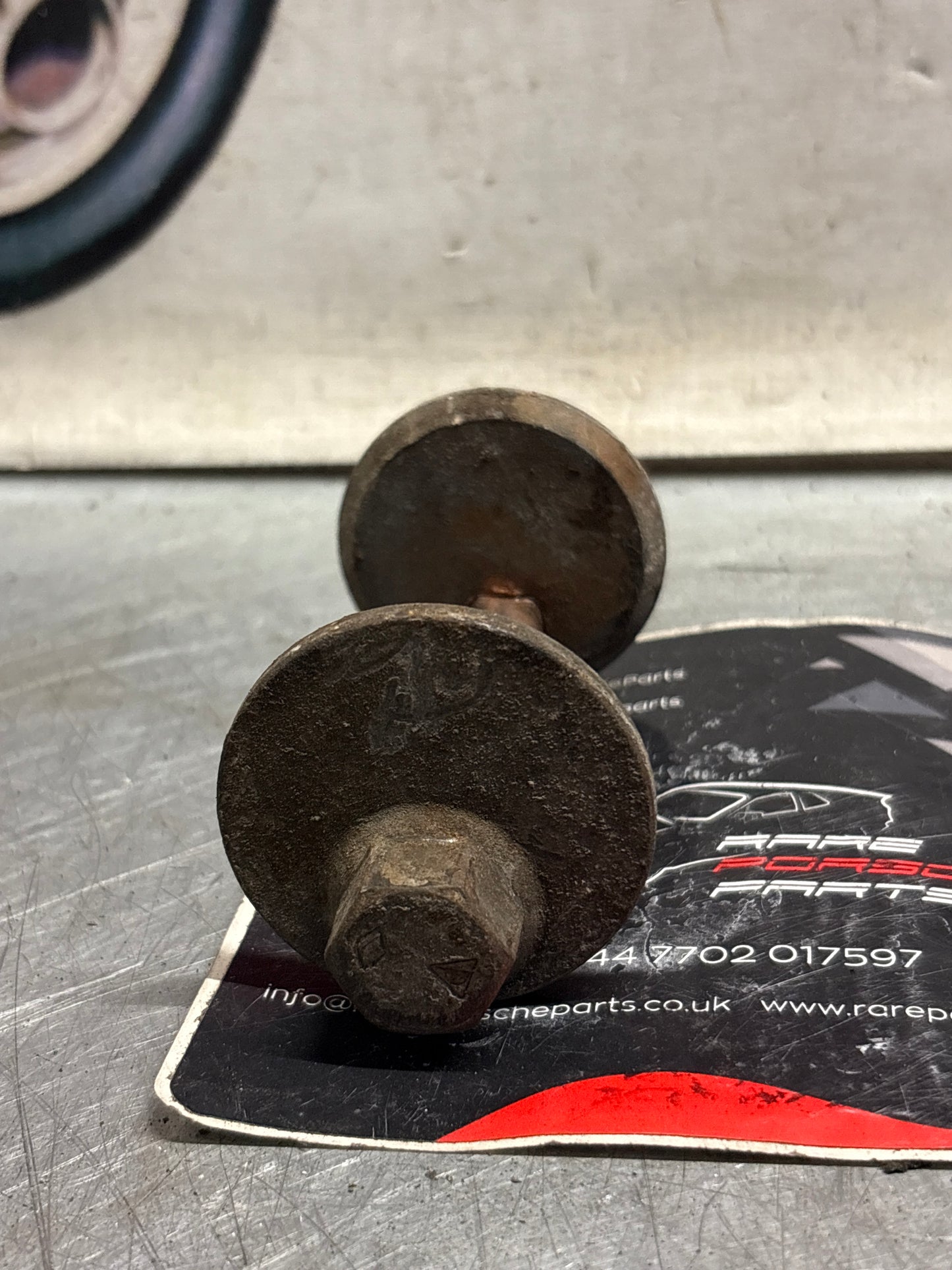 Porsche 928 Eccentric screw, used 92833165905 / 92833165904