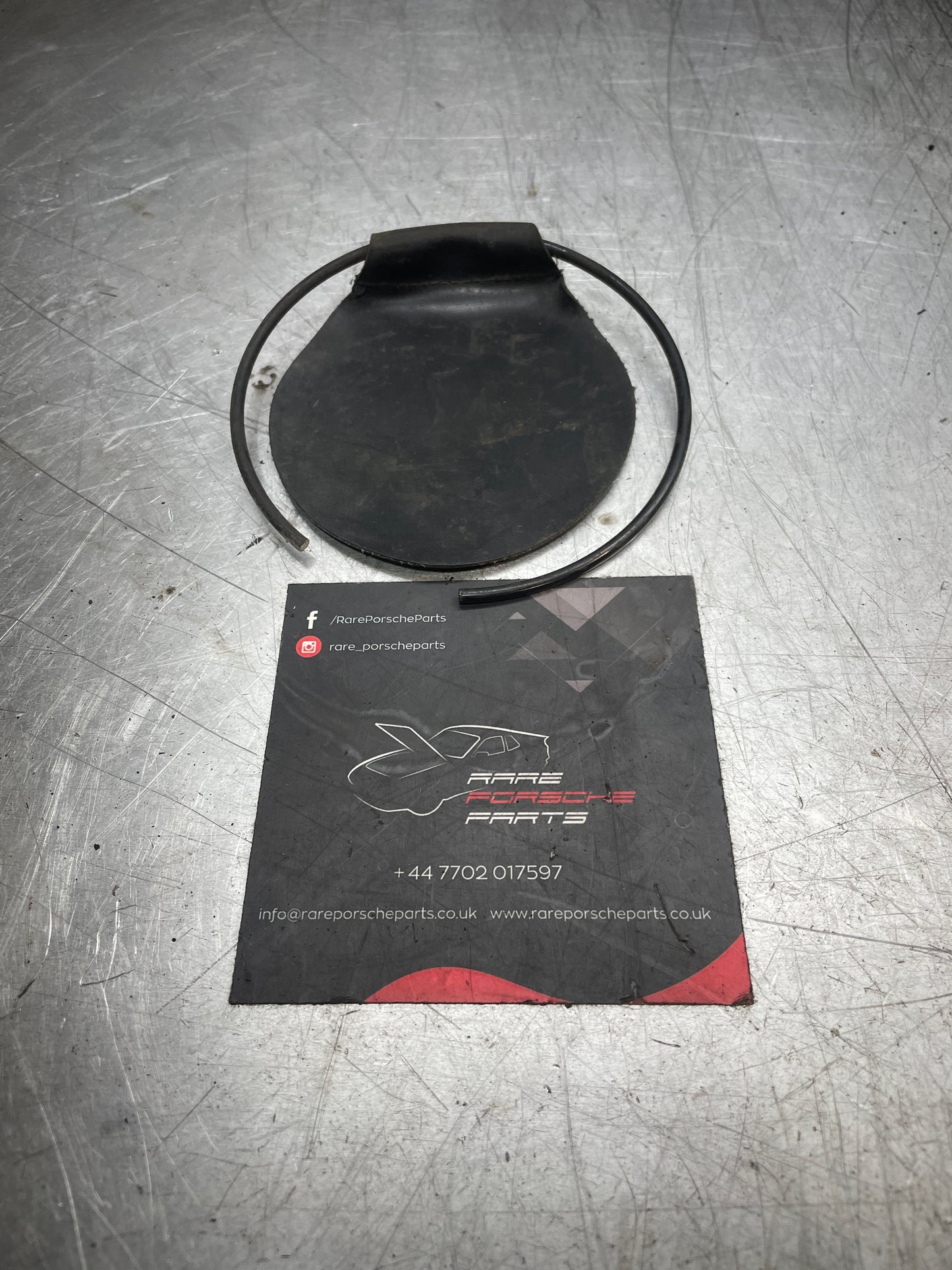 Porsche 944 fuel snap ring with protective round flap, used 90090604503 / 92820105702