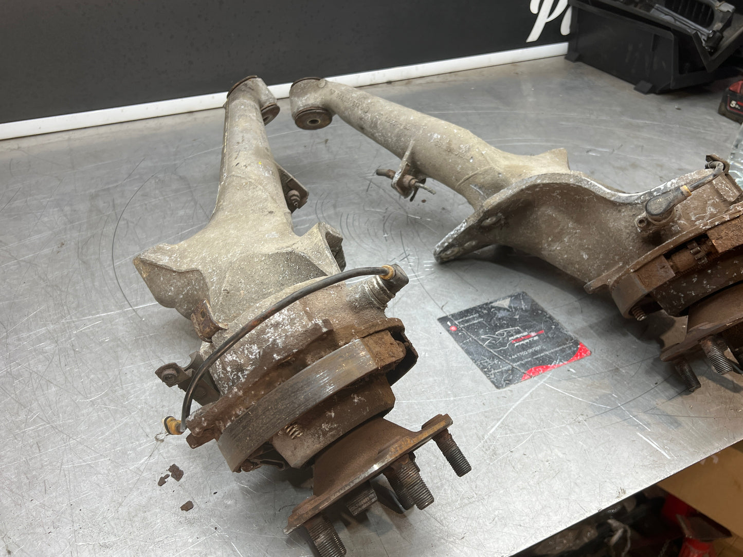 Porsche 944 S2 Turbo pair of alloy rear trailing arms, 9513315134R / 9513315144R used, with hubs