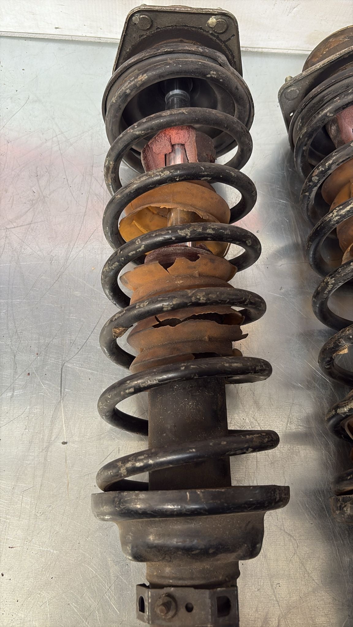 Porsche 944 Turbo pair of front shock absorber, used 95134303105 95134303205