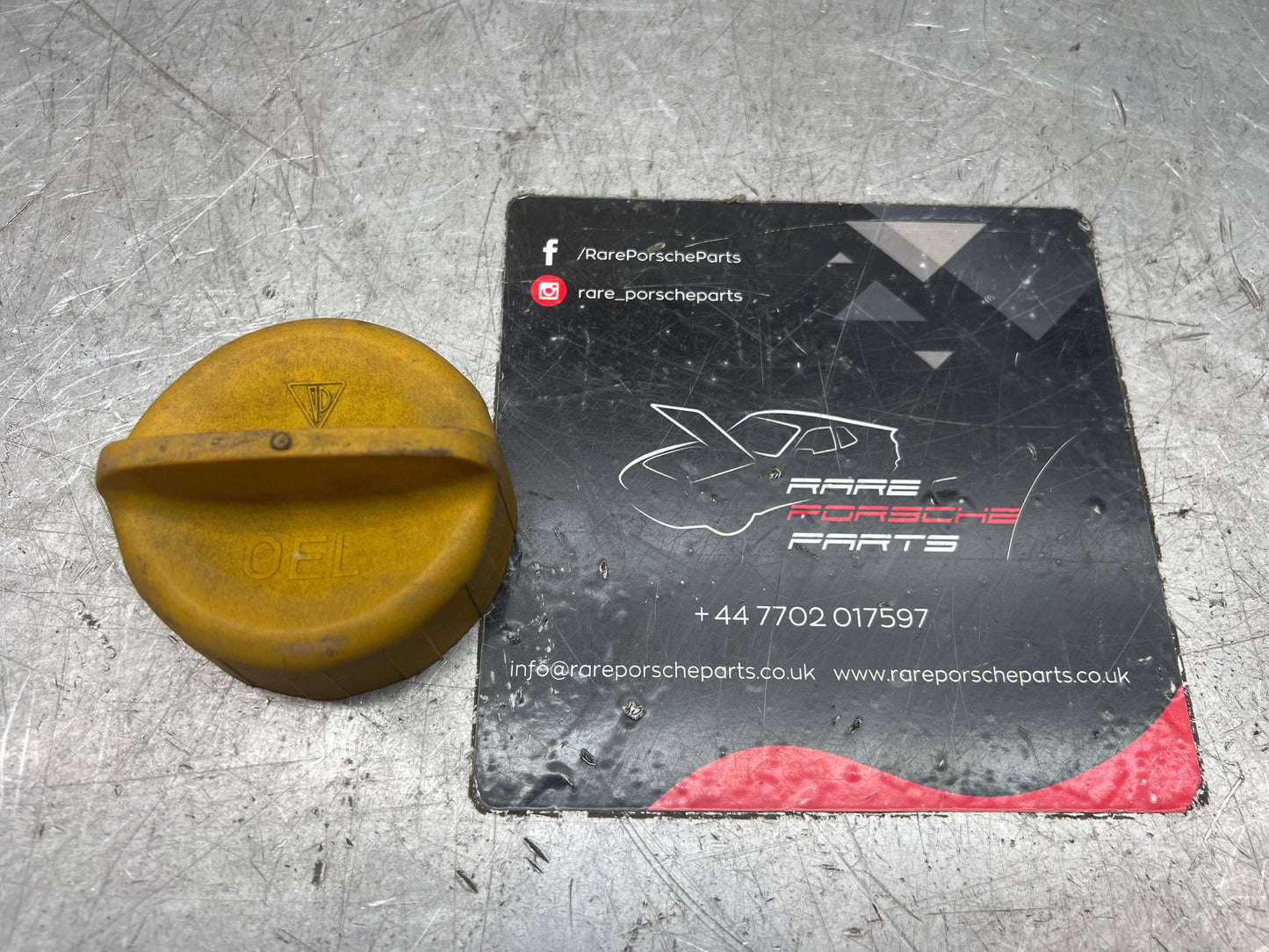 Porsche 924S / 944 / 968 / 928 / 964 / 911 oil filler cap. Used. yellow. 944 107 191 02