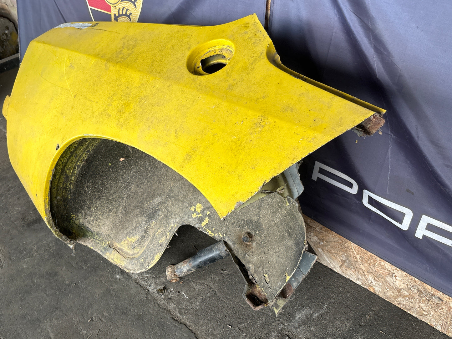 Porsche 924 1976-79 Right side cut, rear fender 477809844