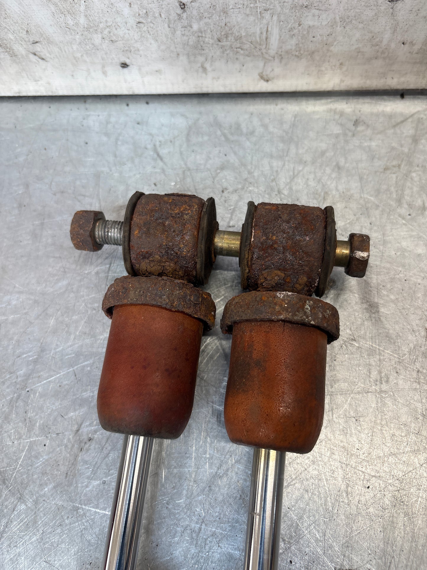 Porsche 944 86- pair of rear suspension shock absorbers, used 95133303209