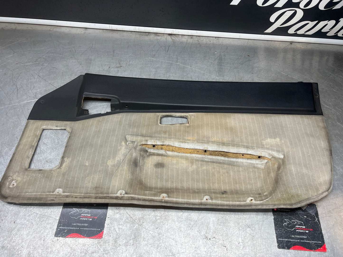 Porsche 944 right door card black / white pinstripe for late cars from 85.5 944555018