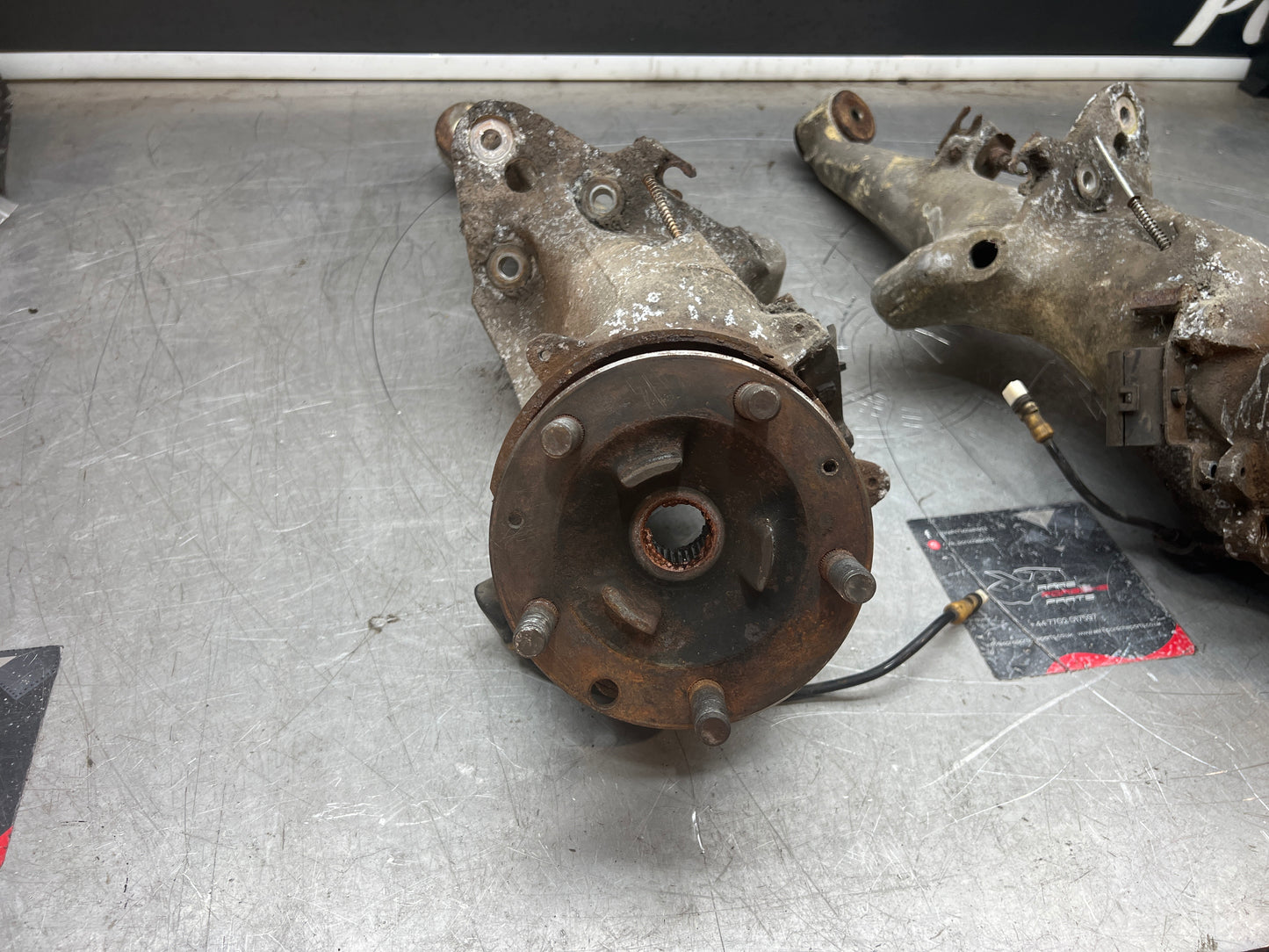 Porsche 944 S2 Turbo pair of alloy rear trailing arms, 9513315134R / 9513315144R used, with hubs