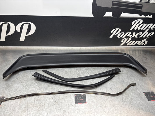 Spoiler in gomma del bagagliaio posteriore Porsche 944 usato 937 512 555