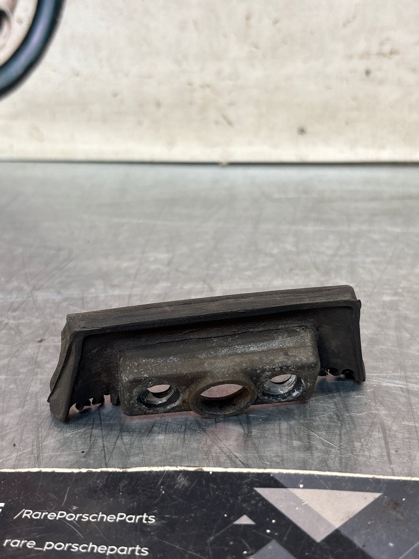 Porsche 924/944 portellone sinistro / alloggiamento perno portellone 477827033 usato