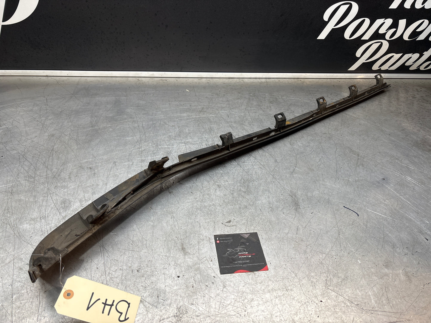 Modanatura battitacco inferiore Porsche 944 lato sinistro, usata 95155919500