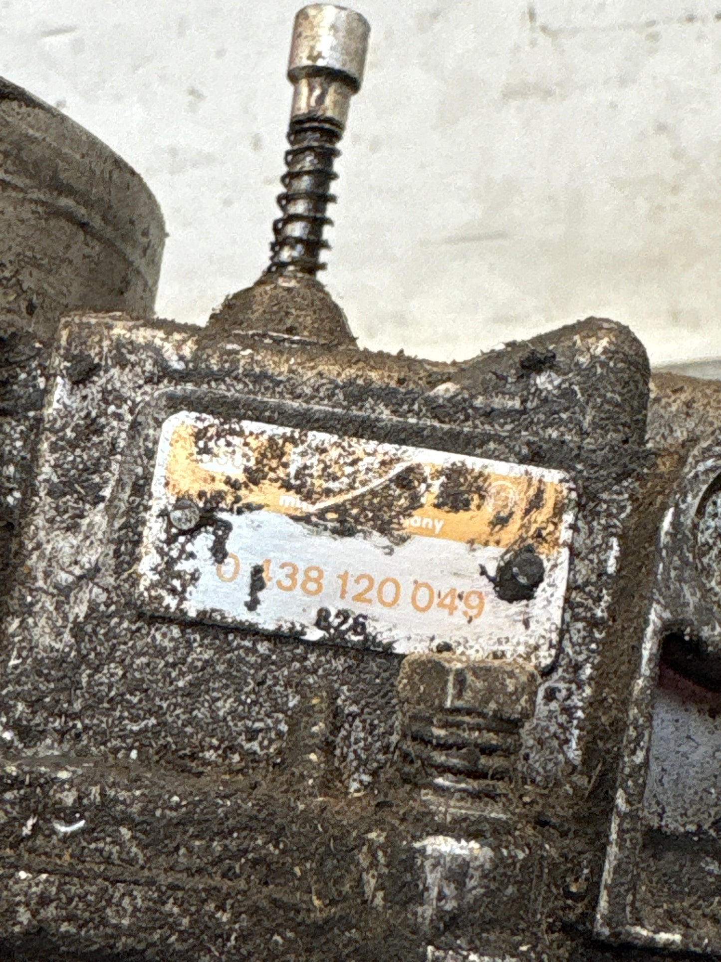 Porsche 928 throttle body, used 9281101933R / 0438120049