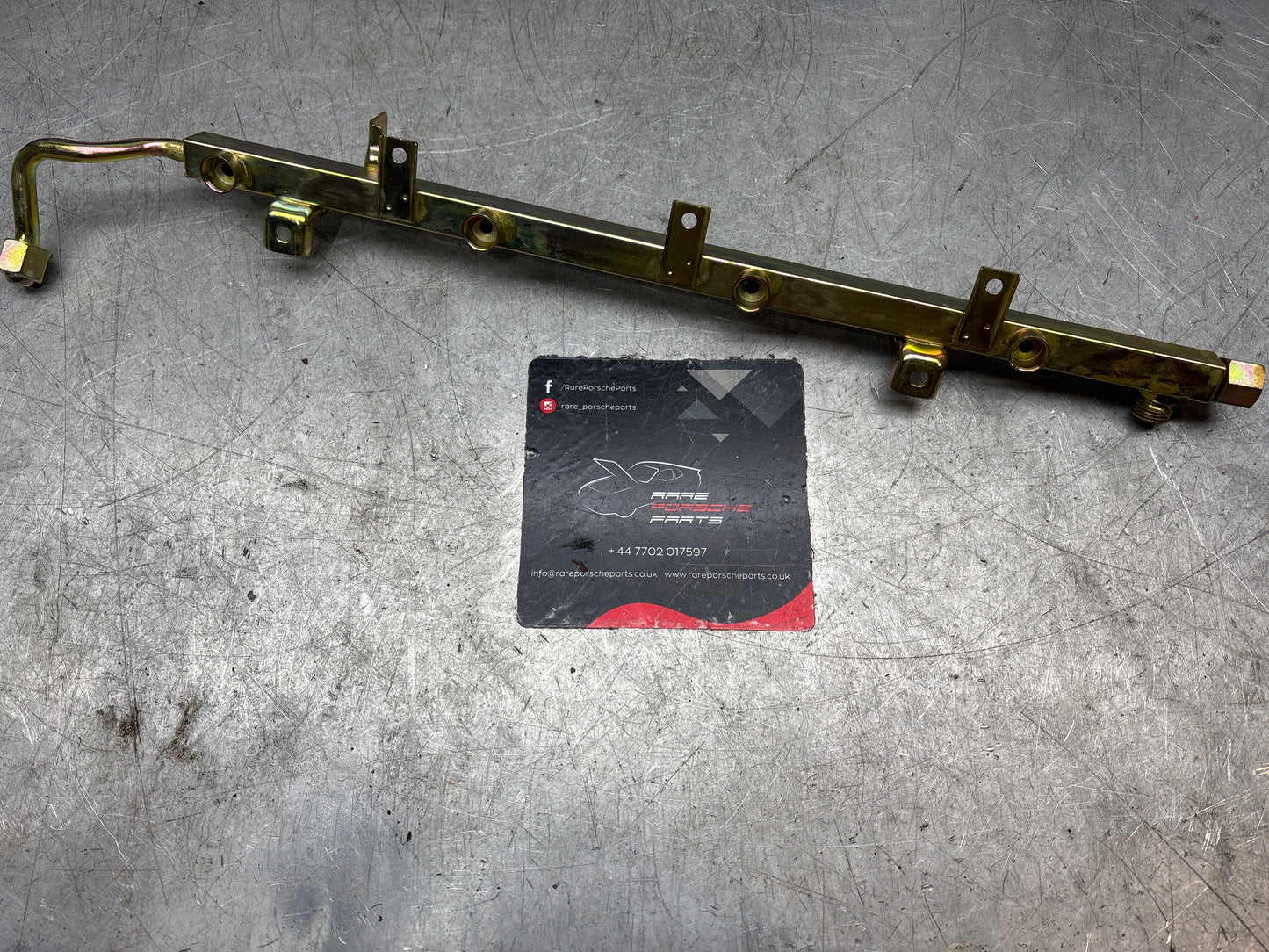 Porsche 928 S4 fuel rail right, used 92811008017