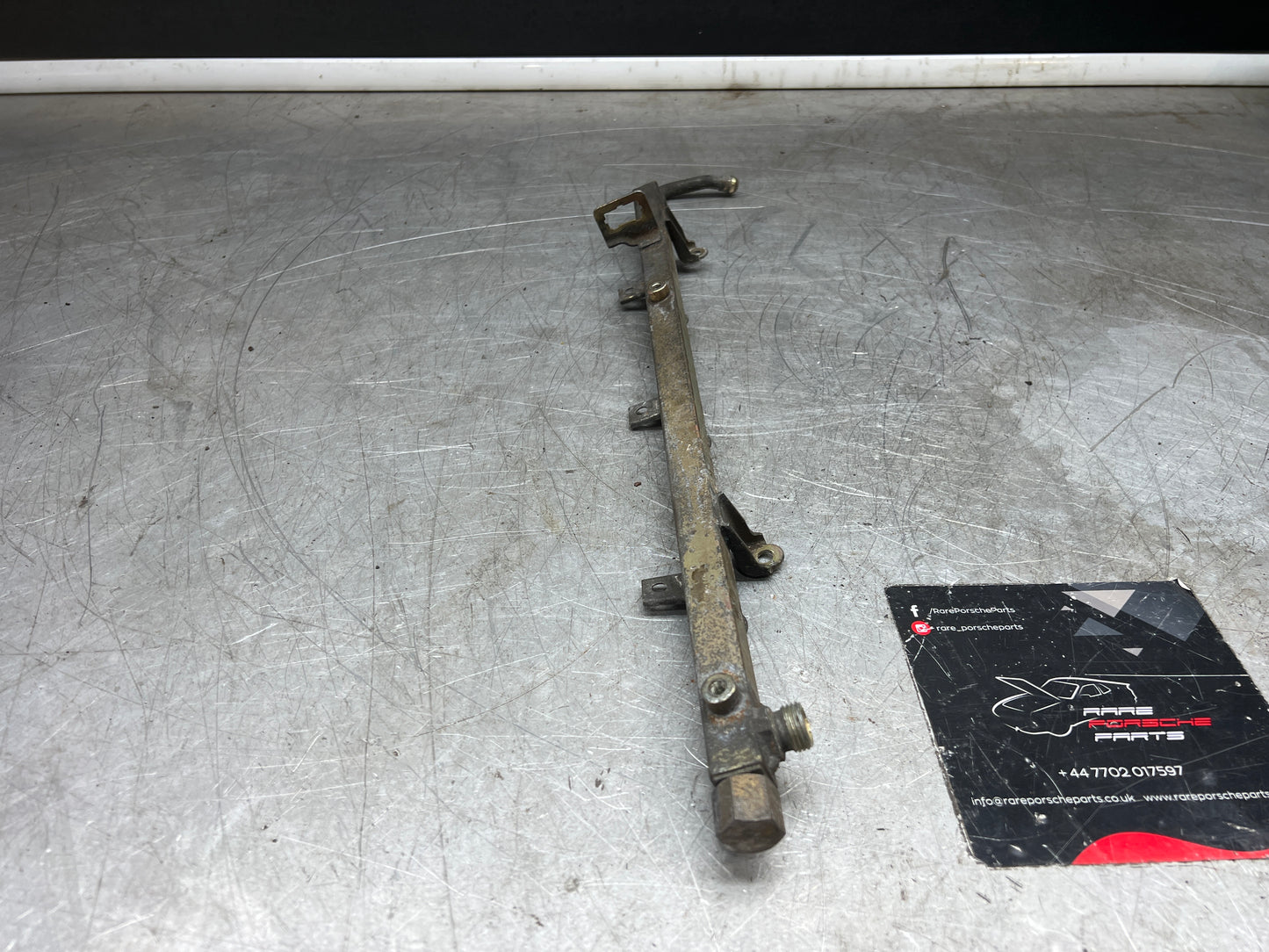 Porsche 928 S4 fuel rail right, used 92811008017