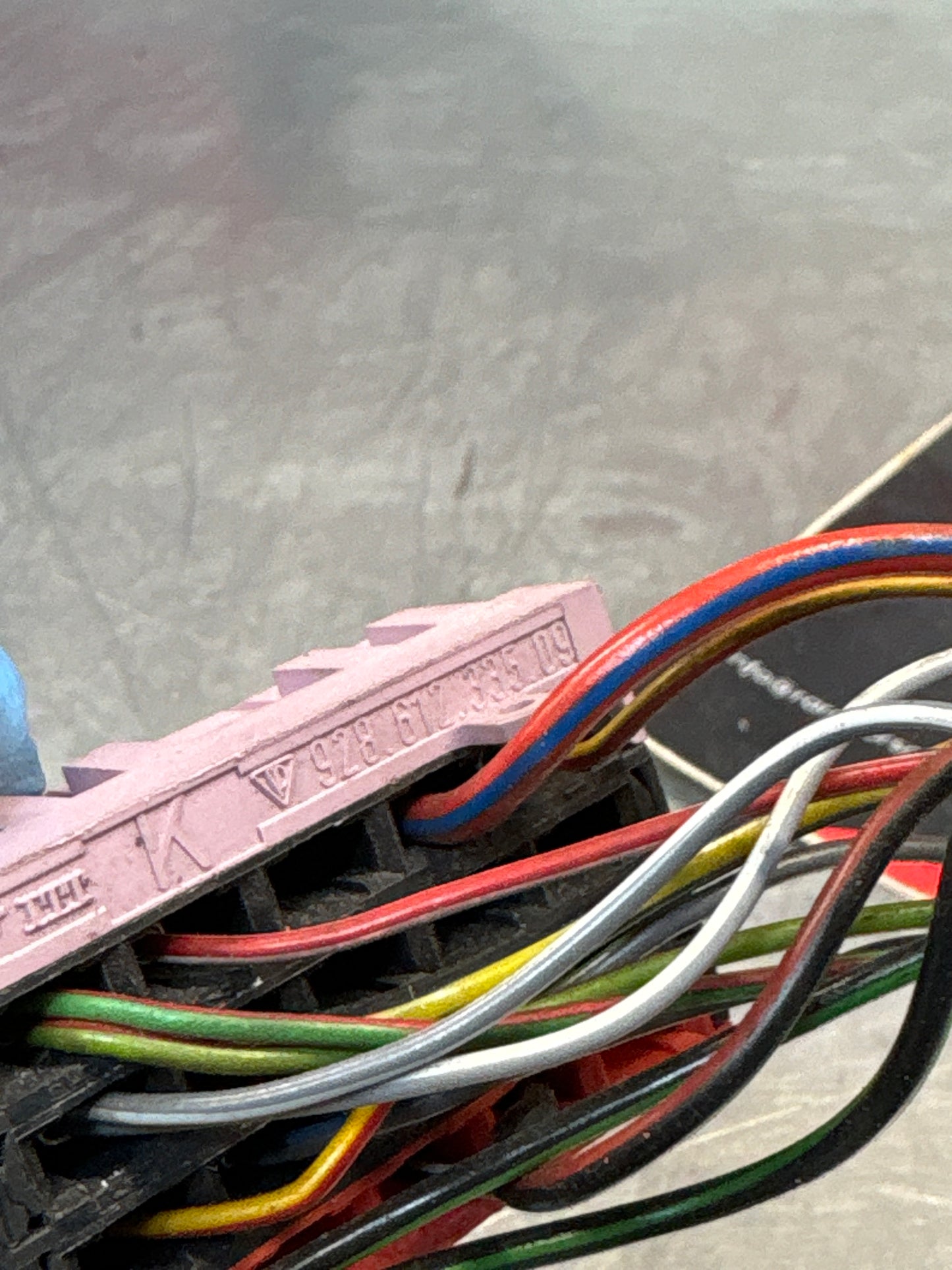 Porsche 944 85.5- fuse box pigtail, used pink-red 92861233509