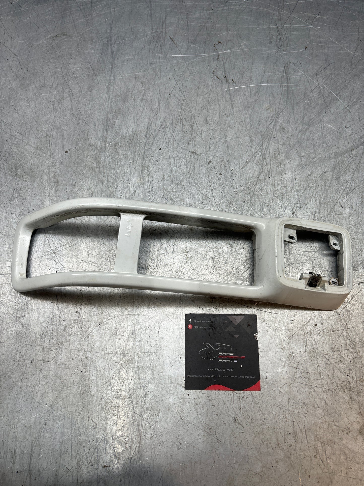 Porsche 944 Cornice luce paraurti anteriore destro, cornice surround - Finitura 93150519601, usata