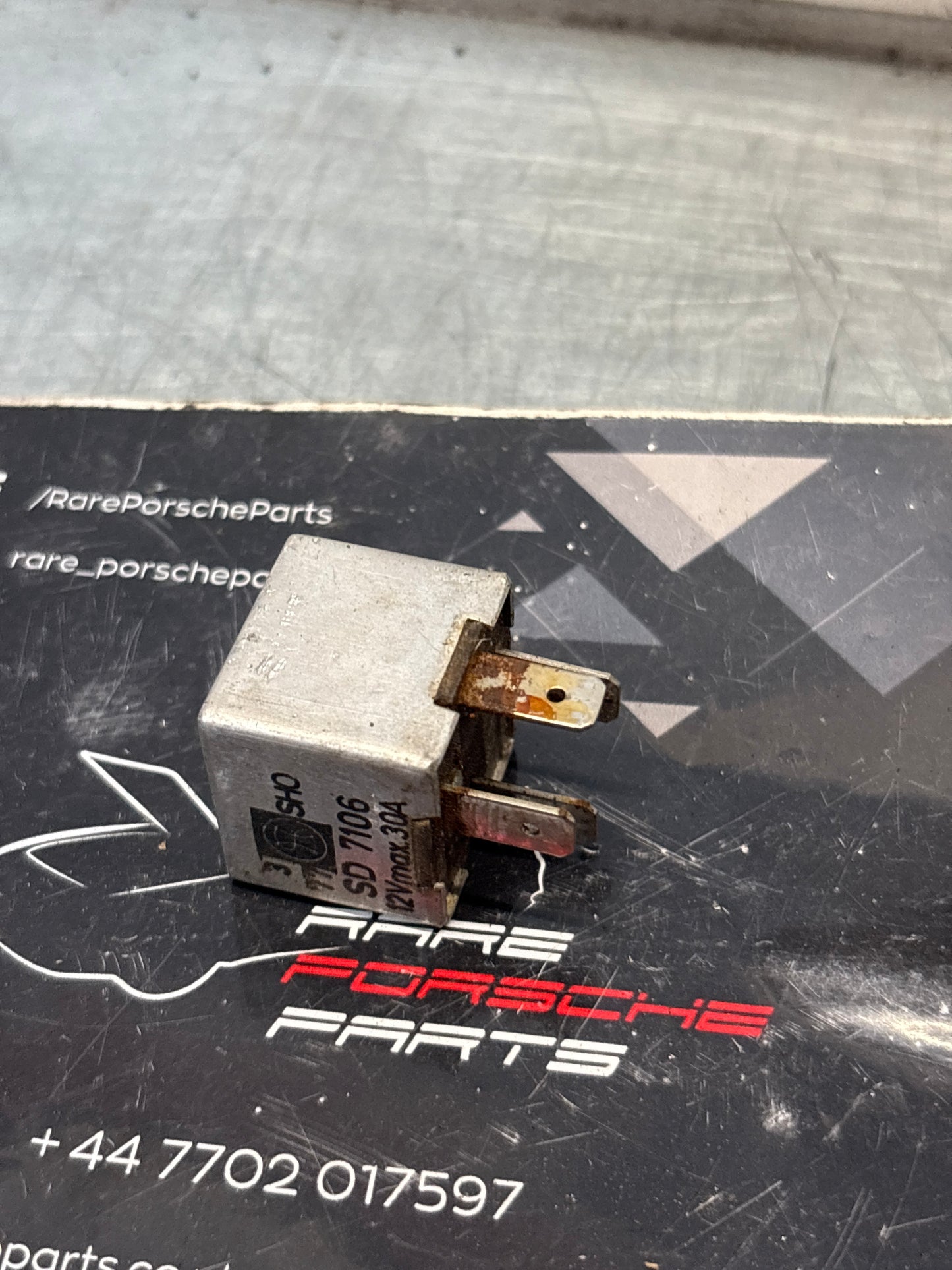 Porsche 928 A/C compressor relay, used 92861810300