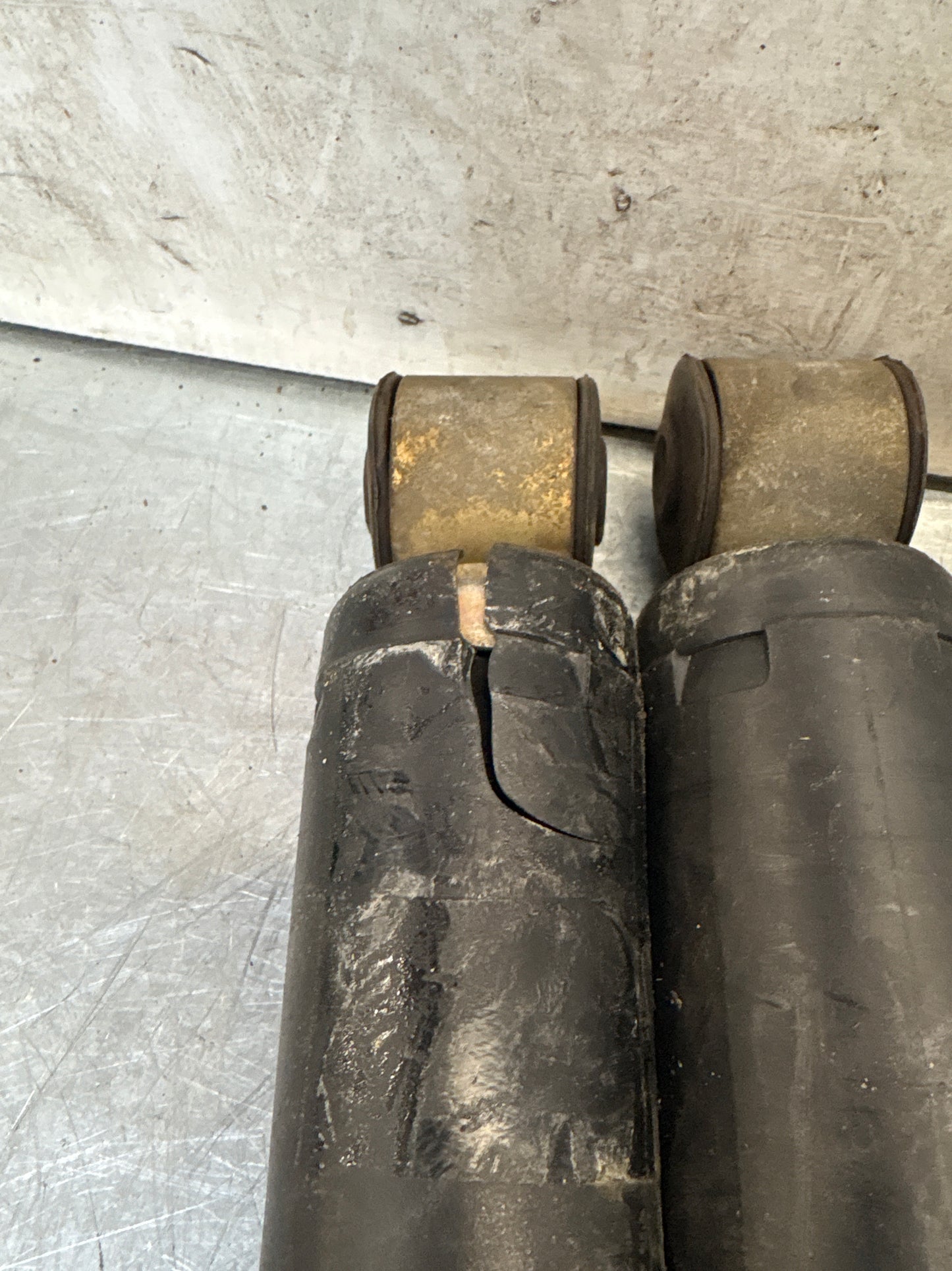 Porsche 944 86- pair of rear suspension shock absorbers, used 95133303205