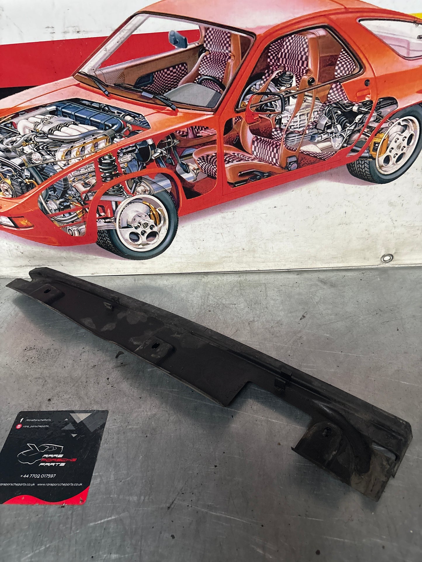 Porsche 928 plastic cover under the wing 92850431802 right, used