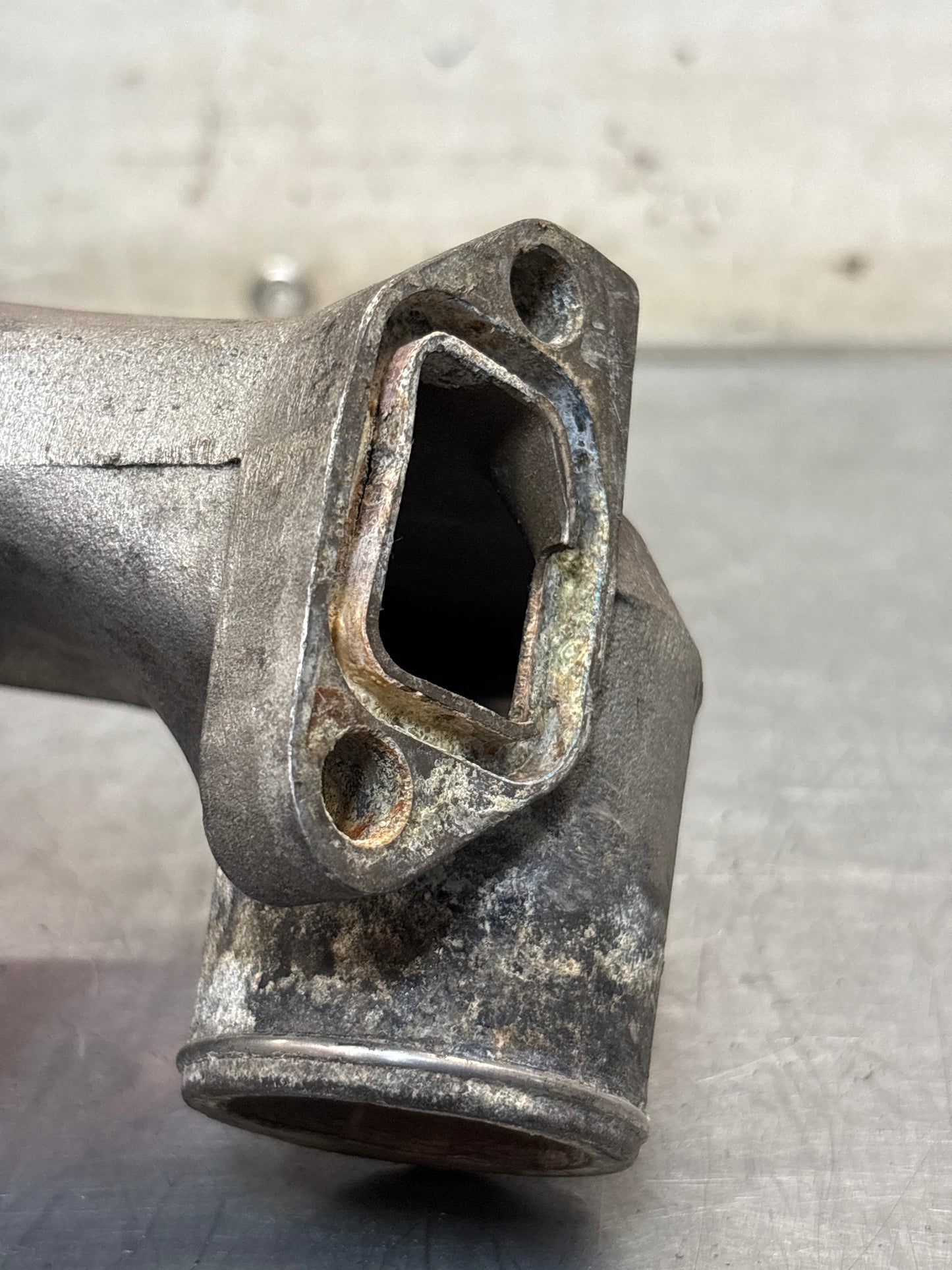 Porsche 928 thermostat housing, for spares or repair 9281061616R