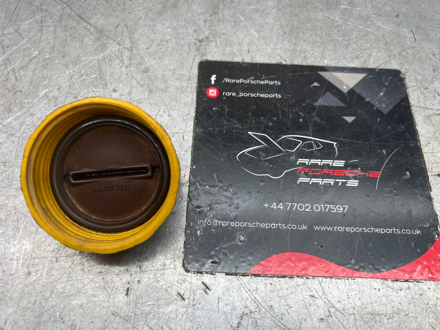 Porsche 924S / 944 / 968 / 928 / 964 / 911 oil filler cap. Used. yellow. 944 107 191 02