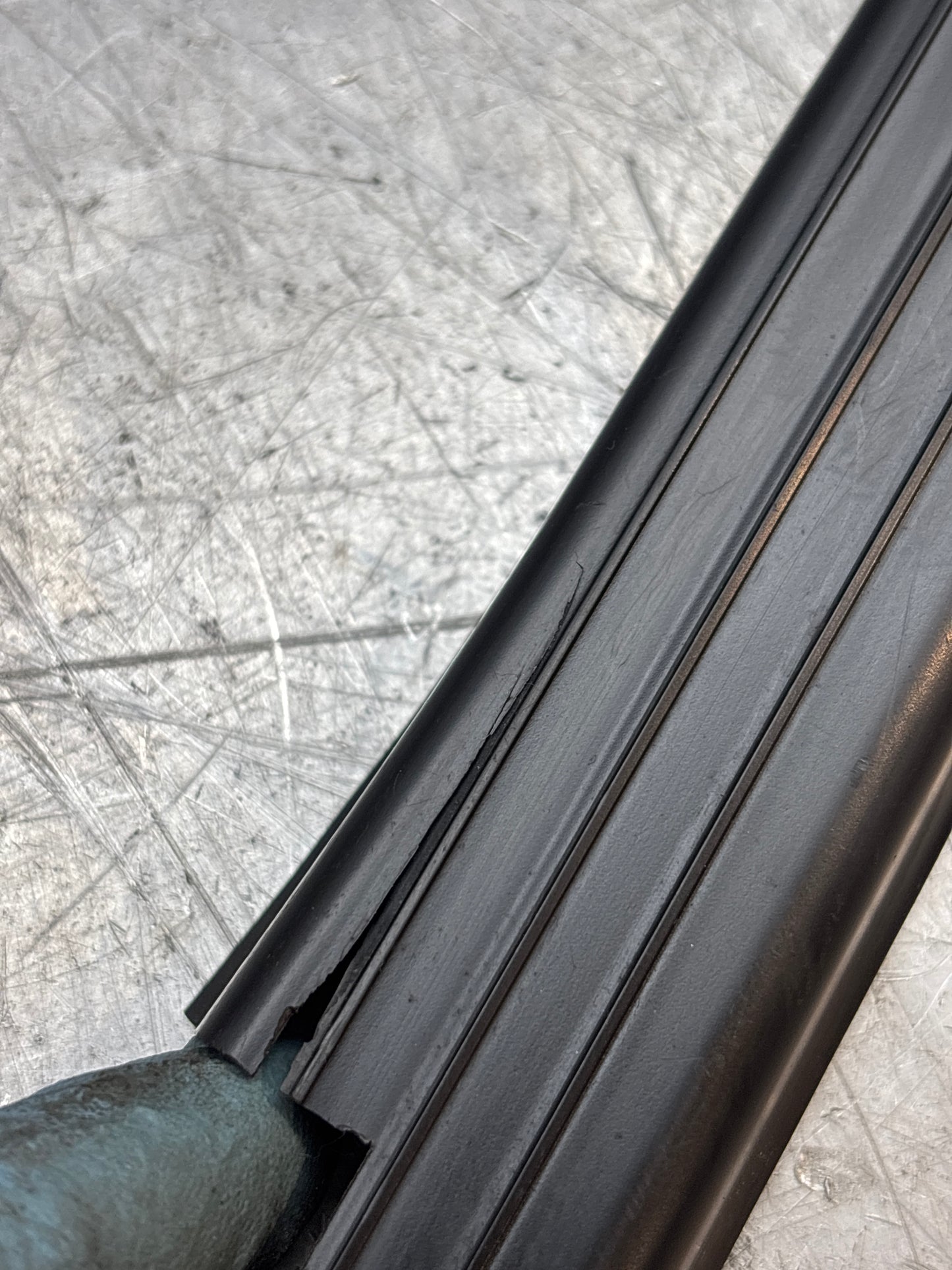 Porsche 944 85.5- right sill trim, used 94455112200, cracked