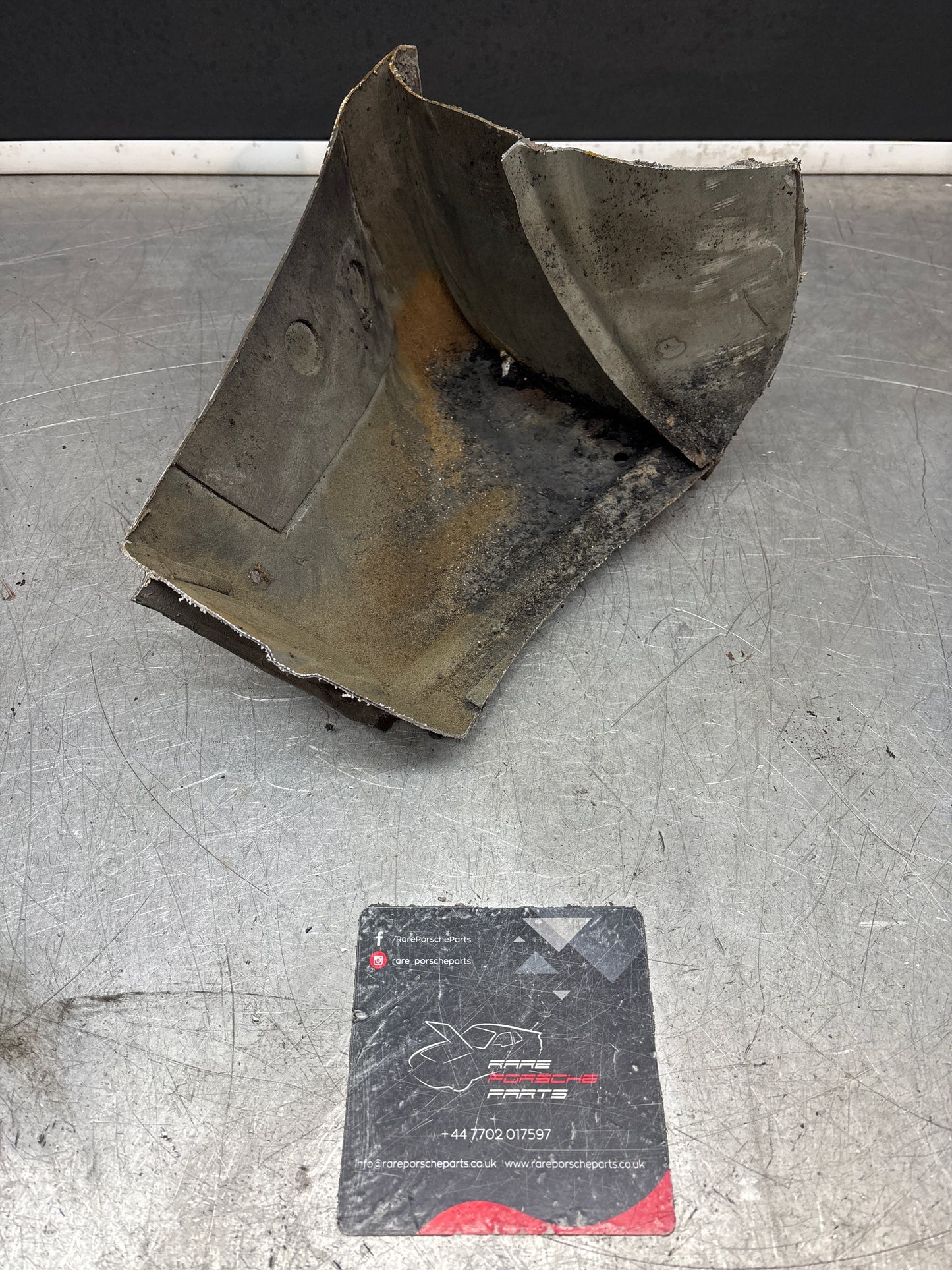 Porsche 944 left side cut, rear fender 94450390303,