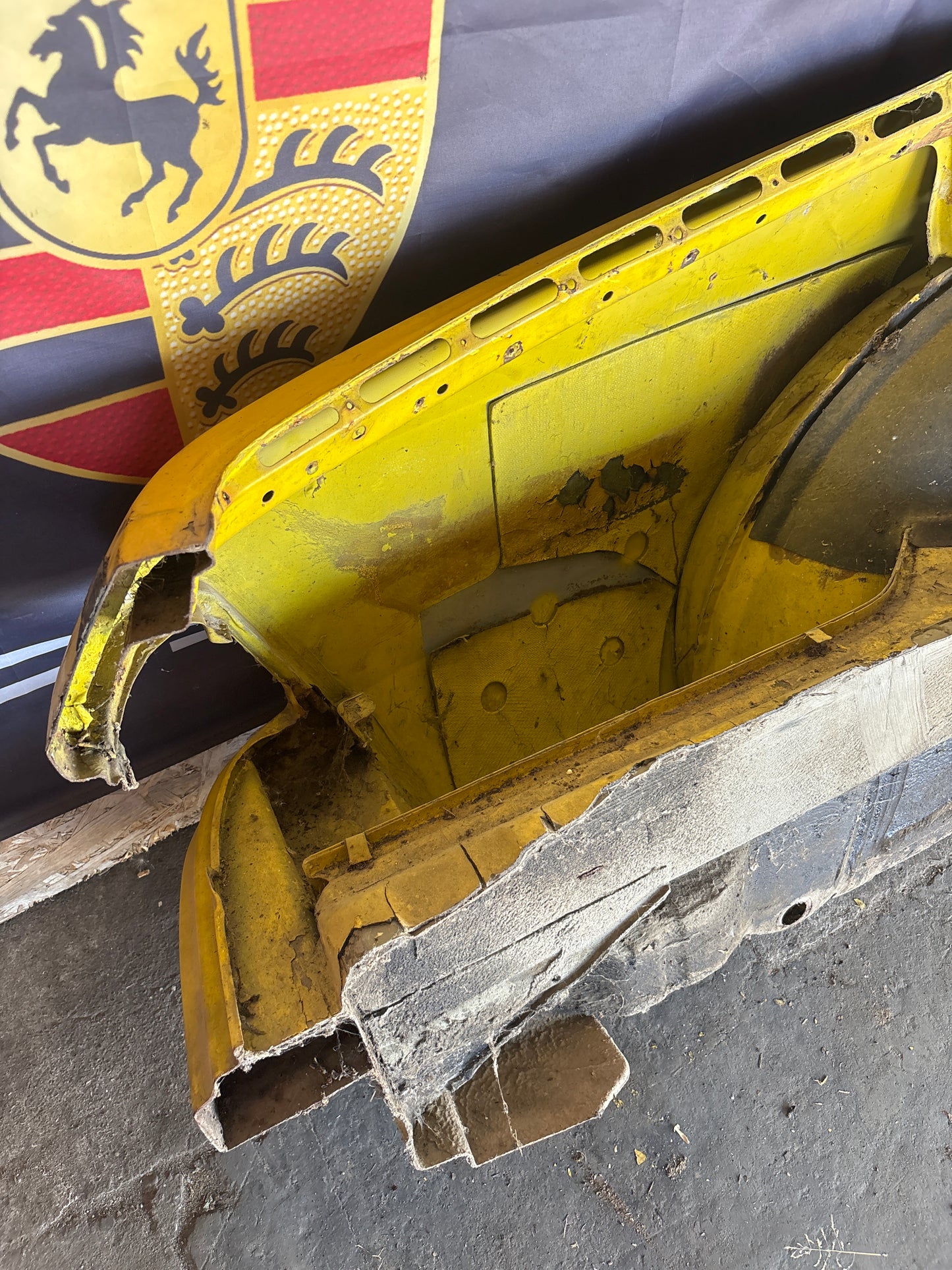 Porsche 924 1976-79 left side cut, rear fender 477809843