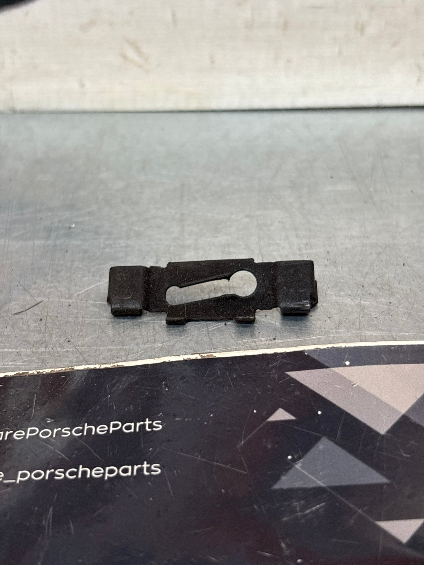 Porsche 924S/944 85,5- roof trim clamp, used 99959173202