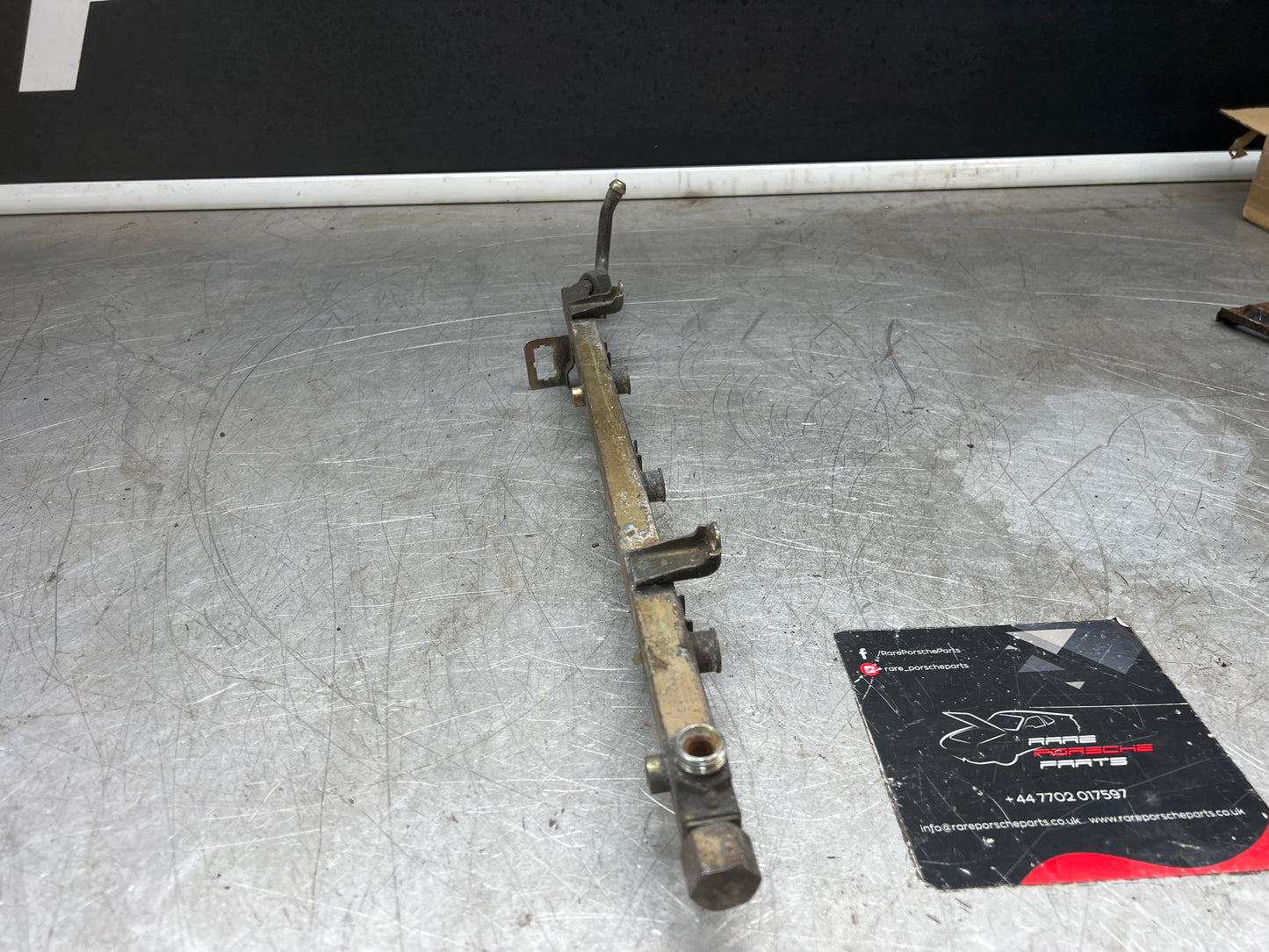 Porsche 928 S4 fuel rail right, used 92811008017