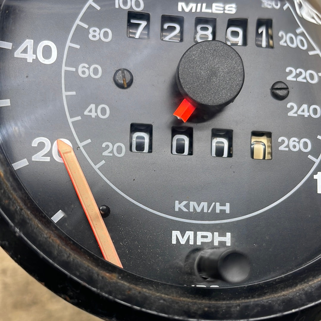 Porsche 944 Tachometer zeigt 72891 Meilen an. Pt-Nr. 94464103601 Ersatzteile oder Reparatur