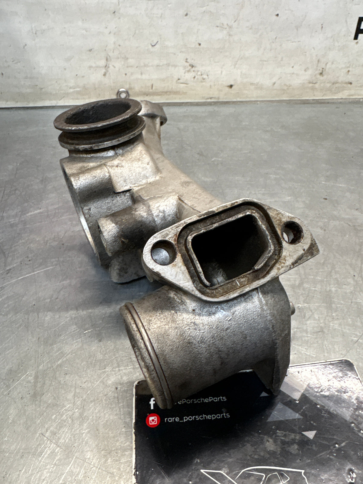 Porsche 928 thermostat housing, for spares or repair 9281061616R